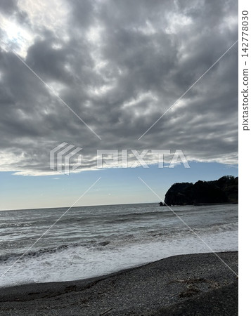 Sea of clouds and coastline Sea of clouds and coastline 142778030