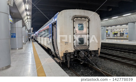 The last car of the Mugunghwa train stopped at Busan Station platform. The last car of the Mugunghwa train stopped at Busan Station platform. 142778039
