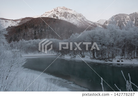 冬日的上高地:窯山沐浴在晨光中,水邊的樹林覆蓋著一層白霜。 冬日的上高地:窯山沐浴在晨光中,水邊的樹林覆蓋著一層白霜。 142778287