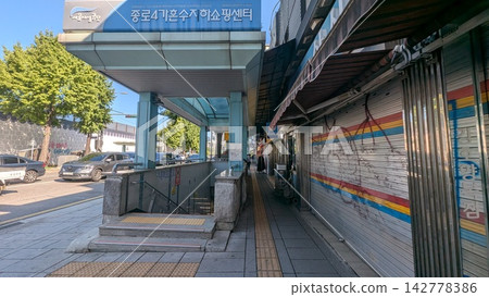 Entrance to the underground shopping center in Jongno 4-ga, near Gwangjang Market. Entrance to the underground shopping center in Jongno 4-ga, near Gwangjang Market. 142778386