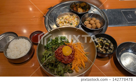 韓國餐廳的拌飯套餐(含蛋黃) 韓國餐廳的拌飯套餐(含蛋黃) 142778478