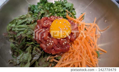 韓式拌飯(淋上蛋黃)的配料 韓式拌飯(淋上蛋黃)的配料 142778479