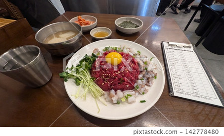在廣藏市場品嚐韓式料理,如牛肉韃靼和長臂章魚。 在廣藏市場品嚐韓式料理,如牛肉韃靼和長臂章魚。 142778480