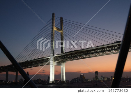 從海上看到的海灣大橋 從海上看到的海灣大橋 142778680