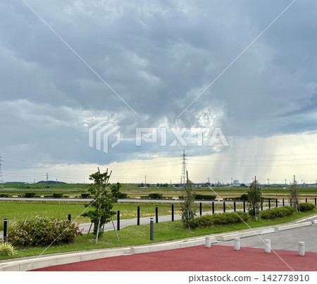 那邊在下雨。 那邊在下雨。 142778910