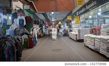 廣藏市場裡擺滿了床上用品和衣服的購物通道。 廣藏市場裡擺滿了床上用品和衣服的購物通道。 142778996