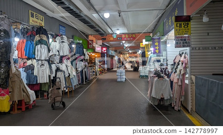 廣藏市場內,一條室內通道兩側林立著服飾店。 廣藏市場內,一條室內通道兩側林立著服飾店。 142778997