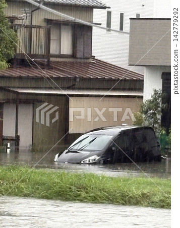 暴雨導致道路積水,多輛汽車被淹沒。 暴雨導致道路積水,多輛汽車被淹沒。 142779292