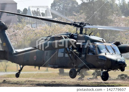 一架日本自衛隊UH-60JA直升機降落。 一架日本自衛隊UH-60JA直升機降落。 142779607