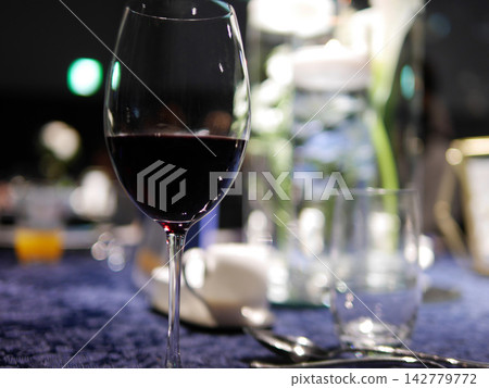 餐桌上擺放著一瓶紅酒。 餐桌上擺放著一瓶紅酒。 142779772