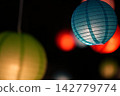 模糊的畫面展現了節慶和夜市上五彩繽紛的燈籠。 142779774