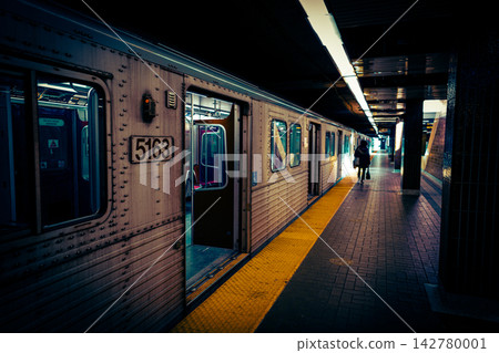 Station platform and train Station platform and train 142780001