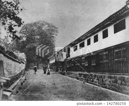 Old photograph: Samurai guarding the front of the Arima Residence and Kuroda Residence (Edo Upper Residence) in Tokyo during the early Meiji period. Old photograph: Samurai guarding the front of the Arima Residence and Kuroda Residence (Edo Upper Residence) in Tokyo during the early Meiji period. 142780250