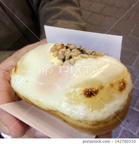 雞蛋煎餅(Gyeranppang),一種街頭特色小吃,上面放著一個完整的雞蛋。 雞蛋煎餅(Gyeranppang),一種街頭特色小吃,上面放著一個完整的雞蛋。 142780310