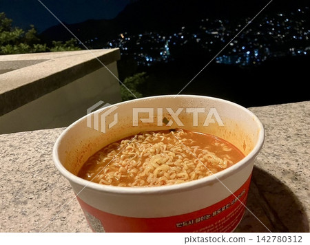 一邊欣賞夜景一邊吃韓式拉麵 一邊欣賞夜景一邊吃韓式拉麵 142780312