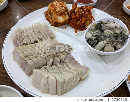 包子(水煮豬肉捲)、新鮮生蠔和泡菜拼盤 包子(水煮豬肉捲)、新鮮生蠔和泡菜拼盤 142780316