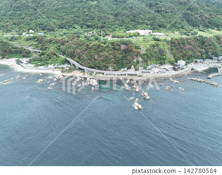 福井縣越前海岸美麗海景的無人機空拍照片。 福井縣越前海岸美麗海景的無人機空拍照片。 142780584