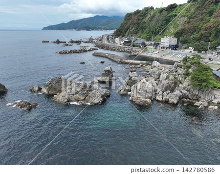 福井縣越前海岸美麗海景的無人機空拍照片。 福井縣越前海岸美麗海景的無人機空拍照片。 142780586