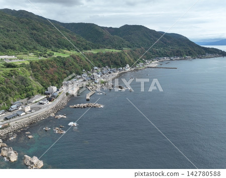 Drone aerial photography of the beautiful ocean scenery along the Echizen coast in Fukui Prefecture. Drone aerial photography of the beautiful ocean scenery along the Echizen coast in Fukui Prefecture. 142780588
