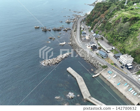 福井縣越前海岸美麗海景的無人機空拍照片。 福井縣越前海岸美麗海景的無人機空拍照片。 142780632