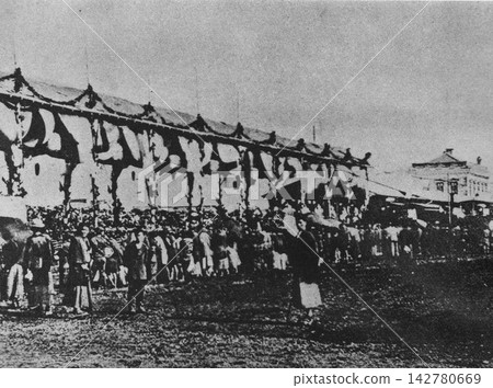 舊照片：1872 年 9 月 12 日，東京－第一座新橋車站（後來的汐留站）的開幕儀式。 142780669