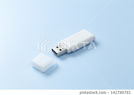藍色背景上的USB 藍色背景上的USB 142780781