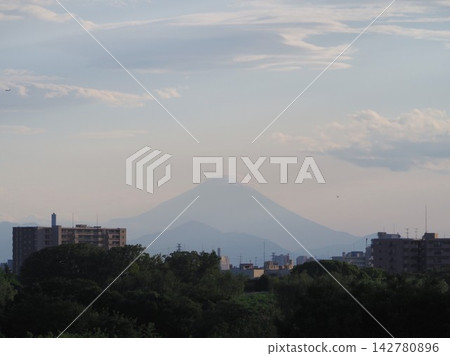 Mount Fuji at sunset, as seen from the Arakawa River embankment. Mount Fuji at sunset, as seen from the Arakawa River embankment. 142780896