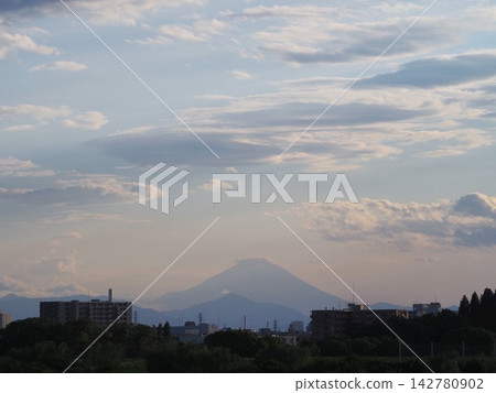 Mount Fuji at sunset, as seen from the Arakawa River embankment. 142780902