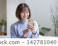 看著智能手機屏幕的 Arafif 女士 142781040