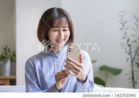 看著智能手機屏幕的 Arafif 女士 看著智能手機屏幕的 Arafif 女士 142781040