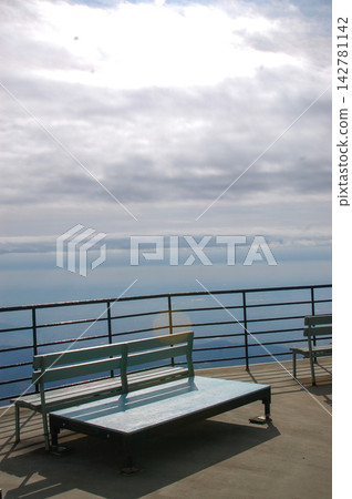 廣闊的天空和山頂觀景台上的長椅 142781142