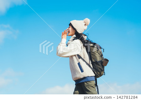 攀爬的年輕女子 142781284