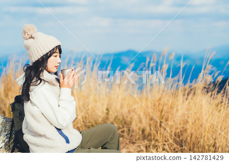 在山頂喝咖啡的女人 142781429