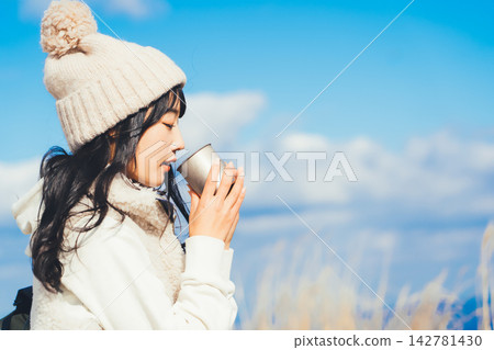 在山頂喝咖啡的女人 142781430