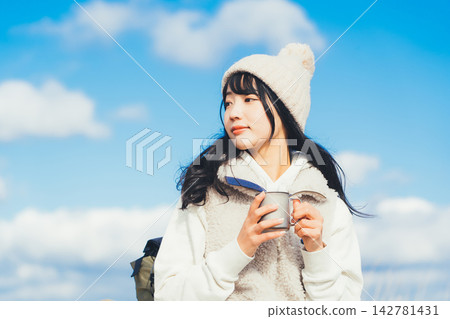在山頂喝咖啡的女人 142781431