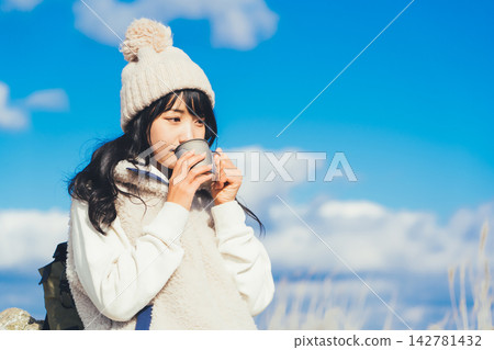 在山頂喝咖啡的女人 142781432