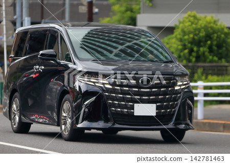 豪華黑色小型貨車的圖像 豪華黑色小型貨車的圖像 142781463