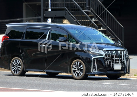 豪華黑色小型貨車的圖像 豪華黑色小型貨車的圖像 142781464