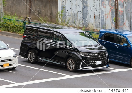 豪華黑色小型貨車的圖像 豪華黑色小型貨車的圖像 142781465