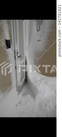 Snow-covered wall, snowdrift, entrance, escape, door, snow country Snow-covered wall, snowdrift, entrance, escape, door, snow country 142781821