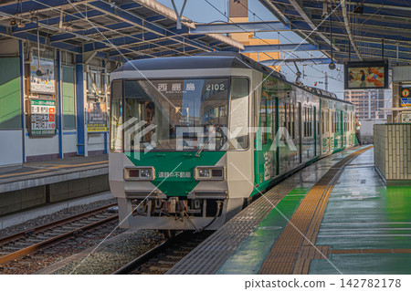 遠州鐵路 2000 系列列車（車身貼有遠州鐵道房地產廣告）停靠新濱松站 [靜岡縣濱松市中央區梶町] 142782178