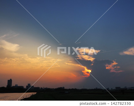 穿過雲層的水蛭 142782330