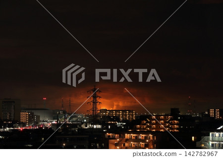 被火炬塔燈光照亮的雲層；內房地區的夜景；光污染 142782967