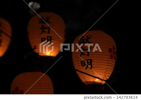 天神祭和龜戶天神神社大祭上供奉的燈籠的光芒 天神祭和龜戶天神神社大祭上供奉的燈籠的光芒 142783614