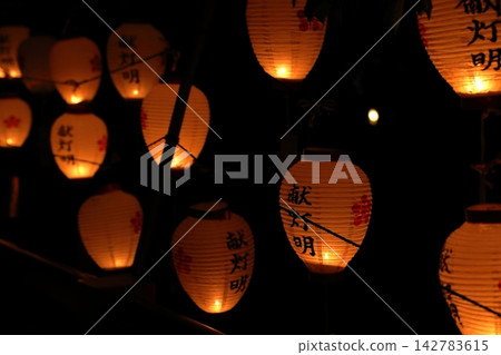 天神祭和龜戶天神神社大祭上供奉的燈籠的光芒 天神祭和龜戶天神神社大祭上供奉的燈籠的光芒 142783615