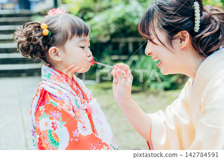 在七五三節（日本兒童傳統成年禮）上為孩子塗潤唇膏。 142784591