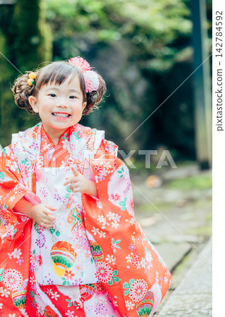 穿著七五山和服的少女 142784592