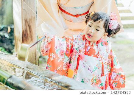 與七五三郎一起參拜神社的少女 142784593