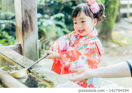 與七五三郎一起參拜神社的少女 142784594