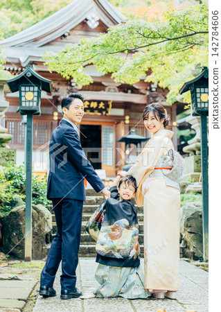 一家人參拜七五山神社 142784606
